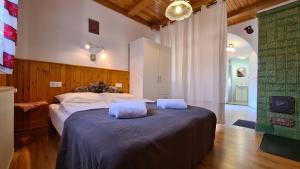 um quarto com uma cama grande com duas almofadas em Old House Bogacs em Bogács