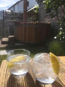 Nápoje v ubytování Hidden Cottage Gem HotTub, Firepit, coastal walks