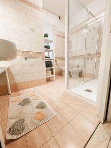 W łazience znajduje się prysznic, toaleta i umywalka. w obiekcie B&B Da Noi w mieście San Marino