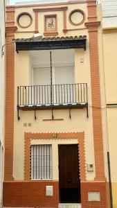 um edifício com uma varanda e uma porta em Casa Boutique Plaza de Armas -Townhouse- em Sevilha