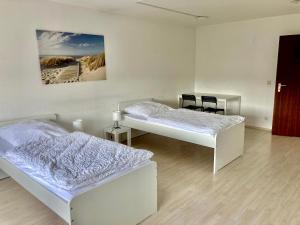 sypialnia z 2 łóżkami, stołem i krzesłami w obiekcie Apartment mit Balkon in Marl w mieście Marl