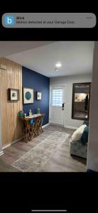 sala de estar con paredes azules y mesa de madera en Modern Beach Apartment, en Long Branch