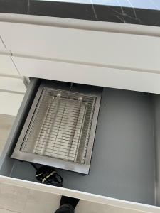eine Schublade in einer Küche mit einem Lüftungsschacht darin in der Unterkunft Casa House of Bricks 2 - LEGOLAND 650m in Billund