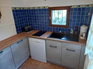 małą kuchnię ze zlewem i oknem w obiekcie appartement climatisé 35 m2 pour 1 couple - piscine partagée - w mieście Porto-Vecchio