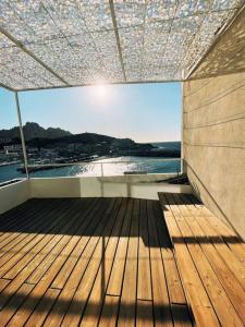 a deck of a boat with a view of the water at Cabanon Le Perchoir des Goudes in Marseille