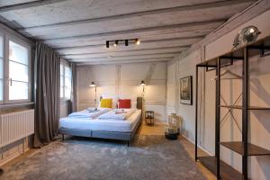 una camera con un letto e una grande finestra di XZLLENZ: frisch renoviertes Fachwerk, 100qm, Netflix, Zentrum, Balkon a Schwabach