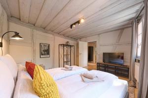 2 letti bianchi in una camera con televisore di XZLLENZ: frisch renoviertes Fachwerk, 100qm, Netflix, Zentrum, Balkon a Schwabach