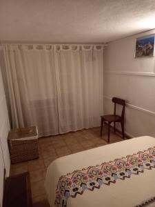 sypialnia z łóżkiem, krzesłem i oknem w obiekcie appartement climatisé 35 m2 pour 1 couple - piscine partagée - w mieście Porto-Vecchio +11 zdjęć