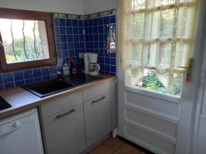 Kuchnia lub aneks kuchenny w obiekcie appartement climatisé 35 m2 pour 1 couple - piscine partagée -