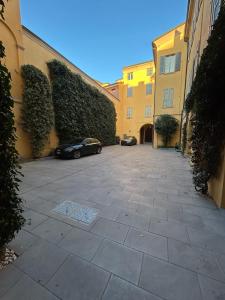 un'auto parcheggiata in un cortile tra due edifici di Ferrari Suite Modena a Modena