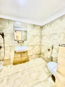 uma casa de banho com um lavatório e um WC em Hotel Yashasvi ! Puri fully-air-conditioned-hotel near-sea-beach-&-temple with-lift-and-parking-facility breakfast-included em Puri