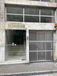 una tienda frente a la entrada de un edificio en Apartament Copa Charmed HIR 43, en Río de Janeiro