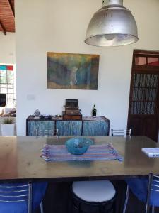 una mesa de comedor con un tazón encima en Quinta Oasis de Paz en Los Cardales en Campana