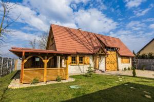 ein großes Holzhaus mit rotem Dach in der Unterkunft Azyl nad Nidą 