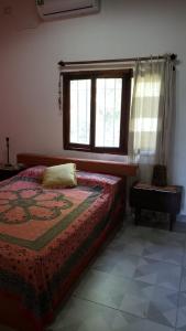 1 dormitorio con cama y ventana en Quinta Oasis de Paz en Los Cardales en Campana