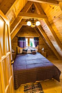 ein Schlafzimmer mit einem Bett im Dachgeschoss in der Unterkunft Azyl nad Nidą 