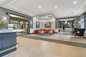Lobby o reception area sa 2BR Sunny Apartment in Hyde Park - Windermere 211