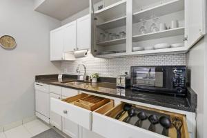 Kitchen o kitchenette sa 2BR Sunny Apartment in Hyde Park - Windermere 211