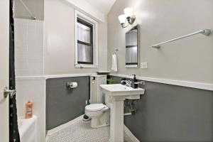 Bathroom sa 2BR Sunny Apartment in Hyde Park - Windermere 211
