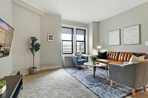 uma sala de estar com um sofá e uma mesa em 2BR Sunny Apartment in Hyde Park - Windermere 211 em Chicago