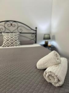 A bed or beds in a room at O Mylos
