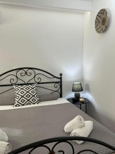 A bed or beds in a room at O Mylos