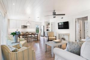 una sala de estar con un sofá y una mesa en Tabbystone Cottage - 4323 Fourteenth Street, en Saint Simons Island