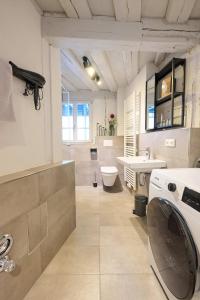 a bathroom with a washer and a washing machine in it at COZY SCHWABACH # frisch renoviertes Fachwerk # 100qm # Modern # Balkon # Netflix in Schwabach +29 photos