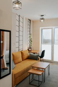 sala de estar con sofá y mesa en Apartamenty Szajnowicza pl 'garaż gratis', en Częstochowa