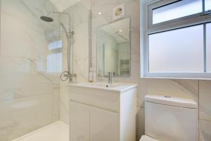 布倫特伍德的住宿－Large 4 Bedroom All Ensuite Bathroom in Brentwood with Sky TV & Lots of Parking，浴室配有卫生间、盥洗盆和淋浴。