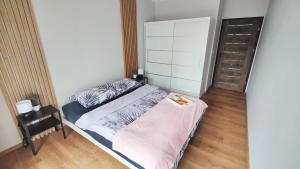 Ліжко або ліжка в номері Apartament przy Parku Śląskim