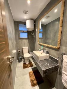 uma casa de banho com um lavatório, um WC e um espelho. em Luxury Villa Bali Al Gouna Hurgh em Hurghada