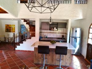 una cocina con isla en medio de una habitación en HERMOSA CABAÑA VILLA JULIA MESA DE LOS SANTOS, en Piedecuesta