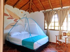 1 dormitorio con 1 cama en una habitación en HERMOSA CABAÑA VILLA JULIA MESA DE LOS SANTOS, en Piedecuesta