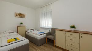 Postel nebo postele na pokoji v ubytování Kendosz Apartman