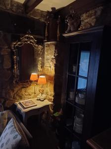 Cette chambre comprend une table avec une lampe et un miroir. dans l'établissement Posada Reserva Verde, à Bárcena Mayor