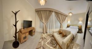 um quarto com uma cama, uma televisão e um sofá em Luxury Villa Bali Al Gouna Hurgh em Hurghada