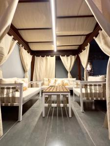 Zimmer mit weißen Sofas sowie einem Tisch und Stühlen in der Unterkunft Luxury Villa Bali Al Gouna Hurgh in Hurghada