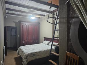 ein Schlafzimmer mit einem Etagenbett und einer Leiter in der Unterkunft Castle Home in Centurion