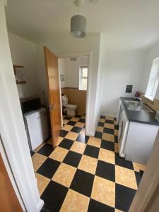 Kuchyň nebo kuchyňský kout v ubytování Téach Cara - 5 Bedroom - Culdaff