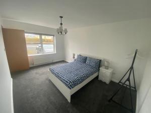 Postel nebo postele na pokoji v ubytování Téach Cara - 5 Bedroom - Culdaff
