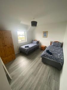 Postel nebo postele na pokoji v ubytování Téach Cara - 5 Bedroom - Culdaff