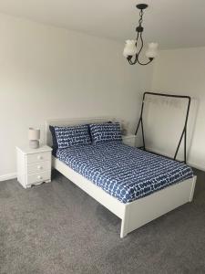 Postel nebo postele na pokoji v ubytování Téach Cara - 5 Bedroom - Culdaff