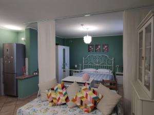 - une chambre avec un lit et des murs verts dans l'établissement La Tavernetta, à Torriana