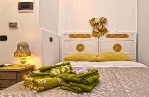 Un dormitorio con una cama con una manta verde. en stanza romantica en Brandizzo