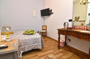 1 dormitorio con cama y mesa con espejo en stanza romantica en Brandizzo