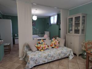 - une chambre dotée d'un lit avec des oreillers colorés dans l'établissement La Tavernetta, à Torriana