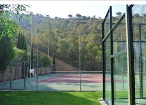 a tennis court with a net on a tennis court at Frente al mar de Torre Lugano in Benidorm