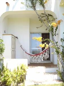 a hammock on the side of a house at Casa Formiga RC2 in Porches
