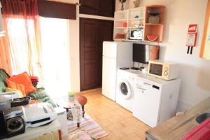 a living room with a washer and dryer at Casa Formiga RC2 in Porches